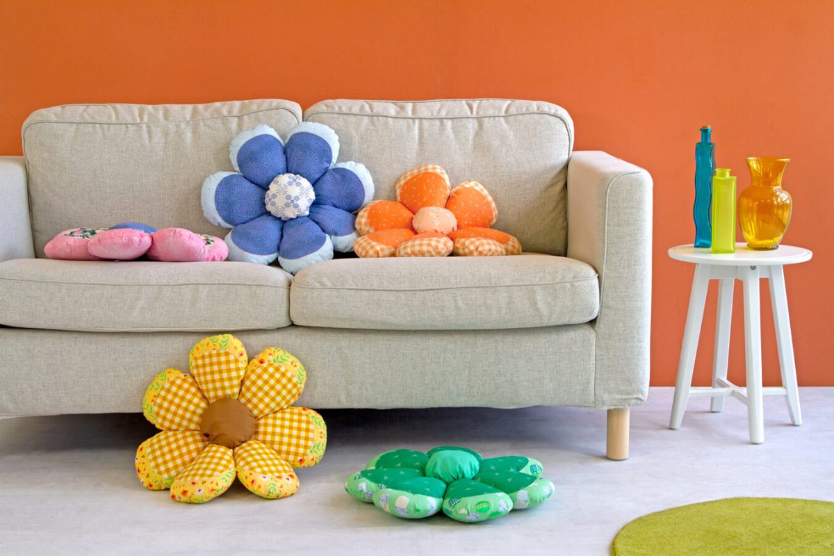 Daisy-Flower-Pillows-1-fabric-collection-maureen-cracknell